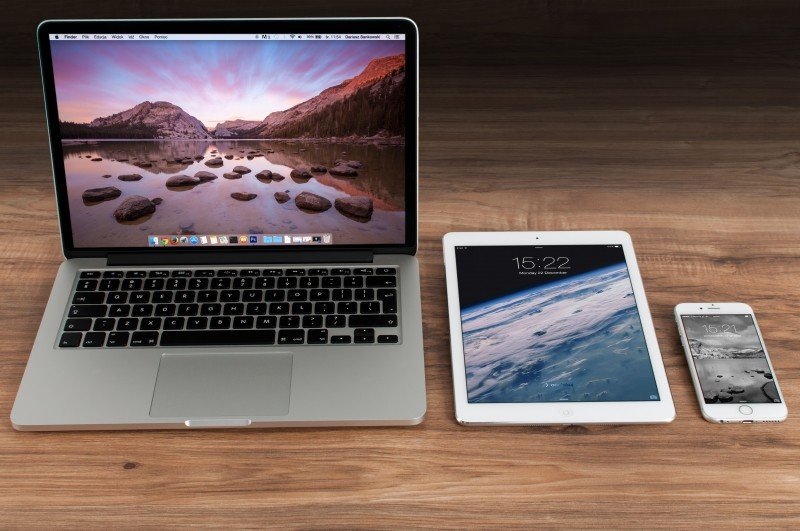 laptop-digital-tablet-and-mobile-phone-on-wooden-table